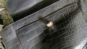 Chic Black Crocodile-Embossed Crossbody Bag