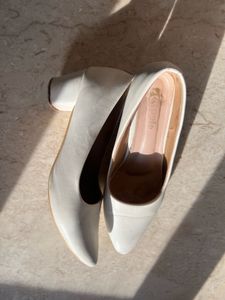 Elegant White Pointed Toe heels