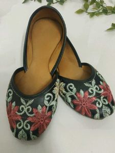 Embroidered Black Juttis🌸🌿✨