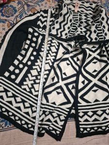Stylish Black &amp; White Geometric Print Cardigan