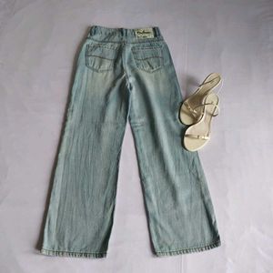 Light Wash Wide Leg Jeans 🎀