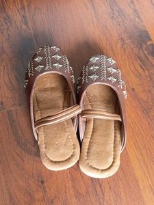Embroidered Brown Jutti (2-4yrs)