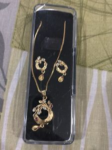 Elegant Gold Necklace and Earrings Set