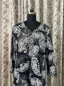 Stylish Black &amp; White Paisley Kurta