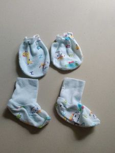 any 2Set of Baby Mittens and apron Set