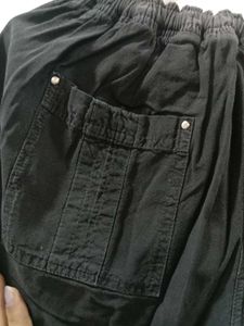 Stylish Black Wide-Leg Capri