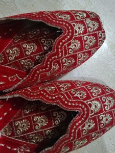 Embroidered Red Juttis