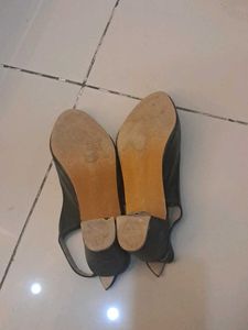 Chic Black Slingback Heels