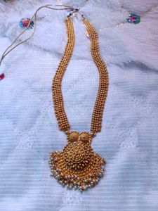 Elegant Gold-Tone Necklace with Pearl Accents 🪷