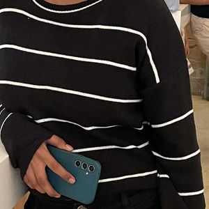 Curve crew neck knitted jumper in black