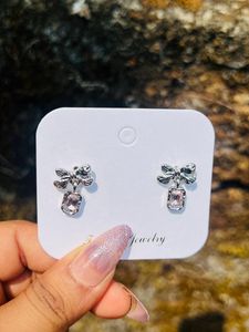 Elegant Pearl &amp; Gold Tone Stud Earrings