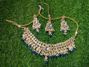 Exquisite Kundan Necklace Set with Earrings
