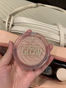 Essence Gimme Glow Highlighter