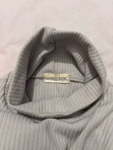 grey ribbed mock-neck long sleeve 🩶
