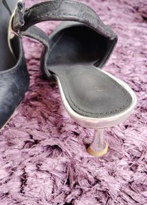 Chic Black Slingback Heels