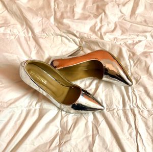 Metallic pump heels, y2k, aesthetic
