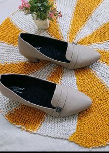 Chic Women's Flat Shoes - Elegant Beige