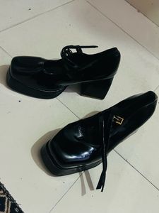 Modish Black Pupm Heels