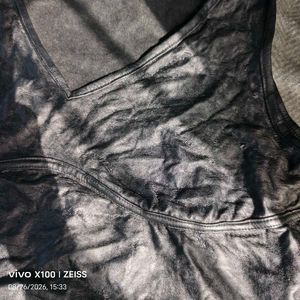 I. Black V-Neck Crop Tank Top