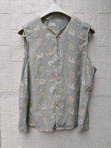 New with tag Floral Sleeveless Button-Up Top