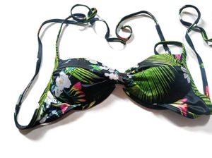 ☘️Tropical Floral Print Bikini Top