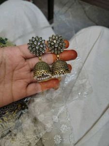 Exquisite Kundan Jhumka Earrings