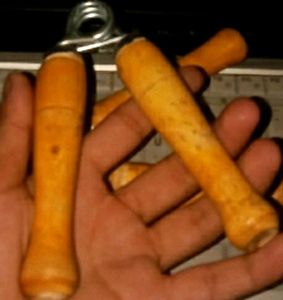 Unlock Your Hand Strength: 2-Piece Wooden Handle Hand Grips for Powerful Workouts"