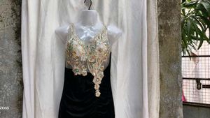 21202112.Elegant Gown with Embellished Neckline
