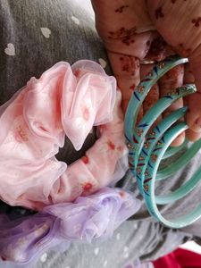 🥳 2 Women's Hair Scrunchies and Bangle set