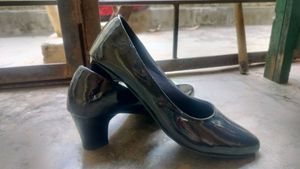 Glossy formal Black Pumps