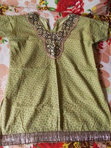 Designer Embellished Short Kurta 🍀🧡