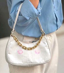 chic shoulder bag 🤍🌼