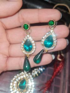 Elegant Emerald &amp; Crystal Dangle Earrings