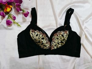 🇳🇿💫🎀Elegant Black Bra with Gold Embroidery