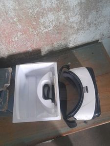Samsung Gear VR In Mint Condition With It’s Box An