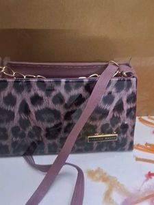 Chic Leopard Print Crossbody Bag