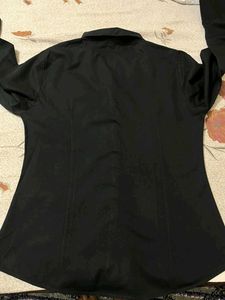 Classic fitted Black Button-Up Shirt
