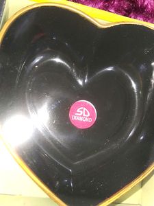A Beautiful 6 Bowl / 1 Heart Bow