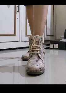 Valiosaa  Love Beige Floral Boots