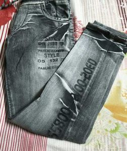 Stylish Gray Jeans with tshirt