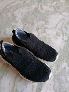 Red Tape Slip-On walking Sneakers