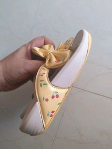 A Jelly Bunny Shoe ( USA- 2-3 Sized ) Comfortable And In A Good Condition