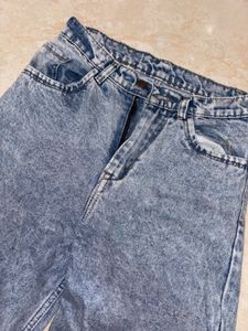 straight light blue jeans with little dark blu