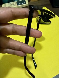 Y2K / 90s Vintage Style Slim Black Cat-Eye Shades