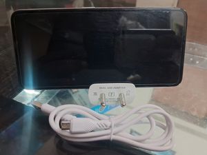 VI CON CHARGER + STAND PHONE