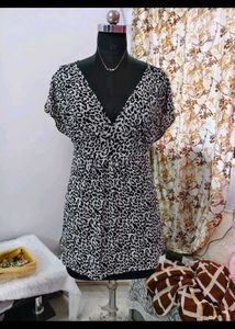 Chic Leopard Print V-Neck Tunic Top