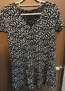 Chic Black Floral V-Neck dress