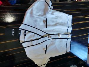 Chic Cropped Knit Top with Buttons