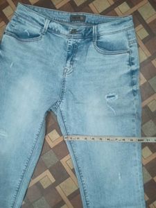 ⚡ ⚡ Flash Sale ⚡ ⚡ B: Distressed Jeans