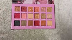 18 Color Eyeshadow Palette